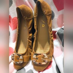 UNISA Women's tan Suede Elastic Slip On Buckle Detail Ballet Flats sz8.5